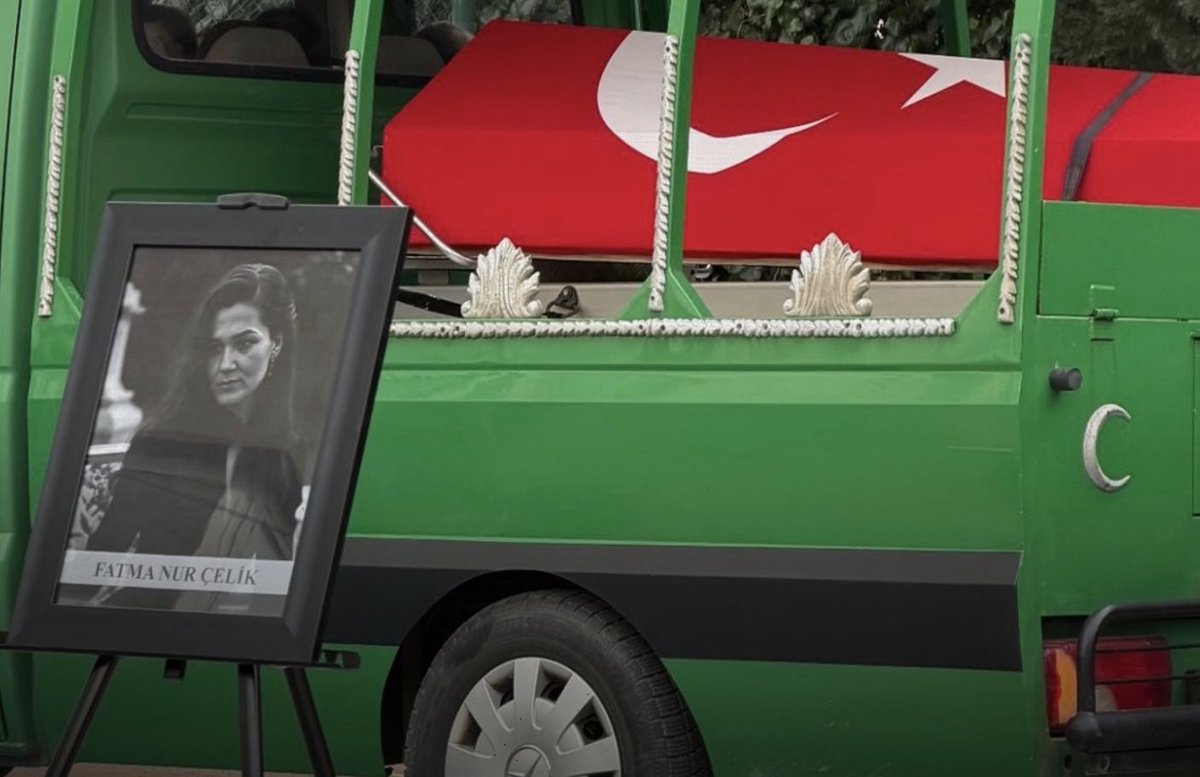 Bir öğretmen vahşice katlediyor hemen birileri “okullarda ilâhi okutacağınıza” diye cümleye başlayarak kinini kusuyor.

Pardon, öğretmeni ilâhi okuyan biri mi öldürdü?

Öğretmeni, sizin 80 yıldır dayattığınız bozuk eğitim sisteminin meyvası olan bir câni öldürdü!!!