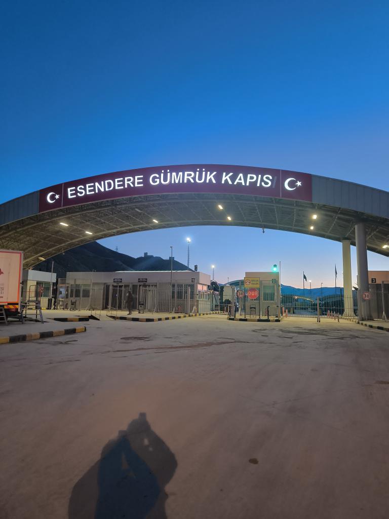 _keremturk's tweet photo. Çok şükür 🇮🇷'dan 🇹🇷'ye giriş yaptık. Ary. soran herkese teşekkür ederm. İran'da 12 gün savaşına kıyasla daha ağır bir durum yaşanıyor. Tahran'ın birçok yeri gözlerimizin önünde bombalandı.  Umarım biran önce akl-ı selim galip gelir ve ülkeye de bölgeye de huzur gelir. Zor ama inş https://t.co/linI1rIdiA