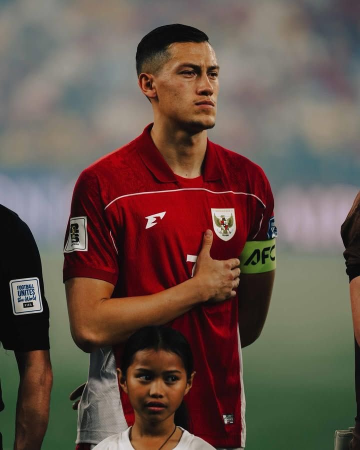 Jay Idzes.

Jika ada 1 pemain yang paling membuat gue kagum di 2025, maka dia adalah Jay Idzes. I just wanna thank him karena sudah memilih Indonesia, bahkan ketika hasil akhirnya tak memihak kita.

Meski kita akhirnya gagal ke Piala Dunia, and he never once stepped away from the