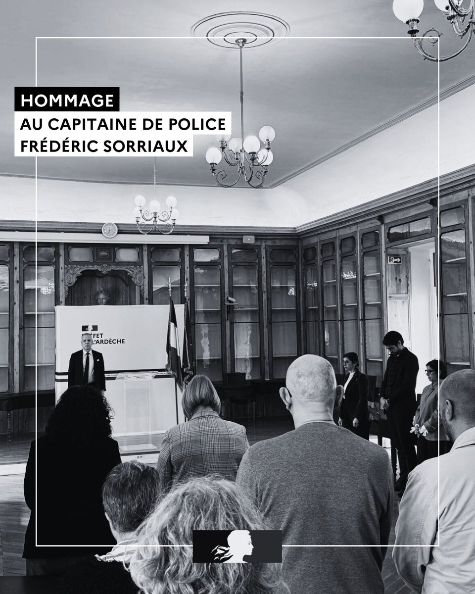 Prefet07's tweet photo. #Hommage | 🕯️ Ce mardi 3 mars, une cérémonie d’hommage présidée par Benoît Trévisani, préfet de l'Ardèche, s’est tenue en mémoire du capitaine de police Frédéric Sorriaux, motocycliste au sein de l'unité motocycliste zonale des compagnies républicaines de sécurité Est du détachement de Dijon, décédé le 23 février dernier alors qu'il était missionné pour un déplacement au profit de la préfecture de l'Yonne, afin d'assurer une opération ciblée de sécurité routière sur la commune d'Auxerre.  

À Privas, l’ensemble des agents de la préfecture s’est réuni pour observer une minute de silence, témoignant de leur soutien à sa famille, à ses proches et au personnel de la @PoliceNationale.