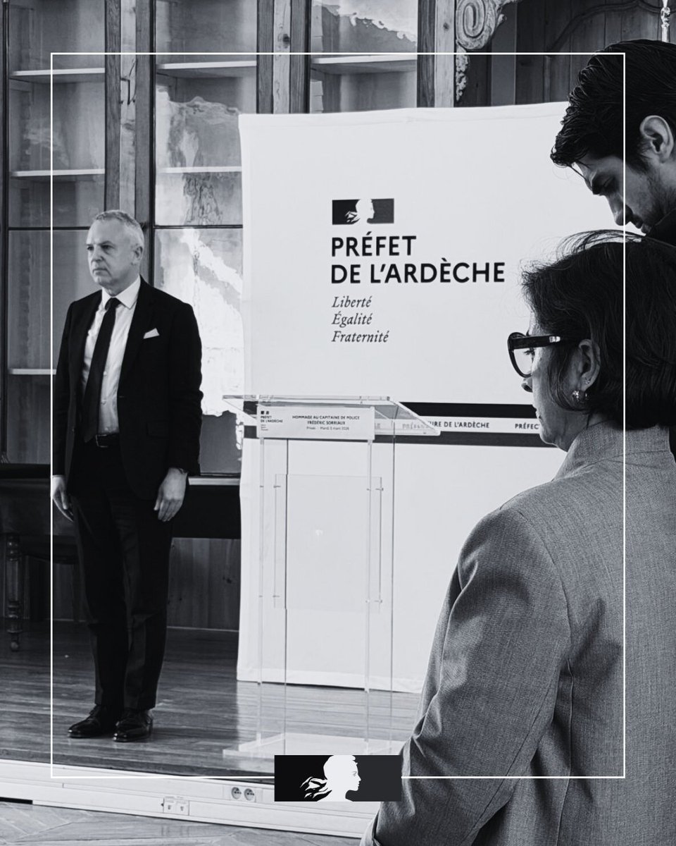 Prefet07's tweet photo. #Hommage | 🕯️ Ce mardi 3 mars, une cérémonie d’hommage présidée par Benoît Trévisani, préfet de l'Ardèche, s’est tenue en mémoire du capitaine de police Frédéric Sorriaux, motocycliste au sein de l'unité motocycliste zonale des compagnies républicaines de sécurité Est du détachement de Dijon, décédé le 23 février dernier alors qu'il était missionné pour un déplacement au profit de la préfecture de l'Yonne, afin d'assurer une opération ciblée de sécurité routière sur la commune d'Auxerre.  

À Privas, l’ensemble des agents de la préfecture s’est réuni pour observer une minute de silence, témoignant de leur soutien à sa famille, à ses proches et au personnel de la @PoliceNationale.