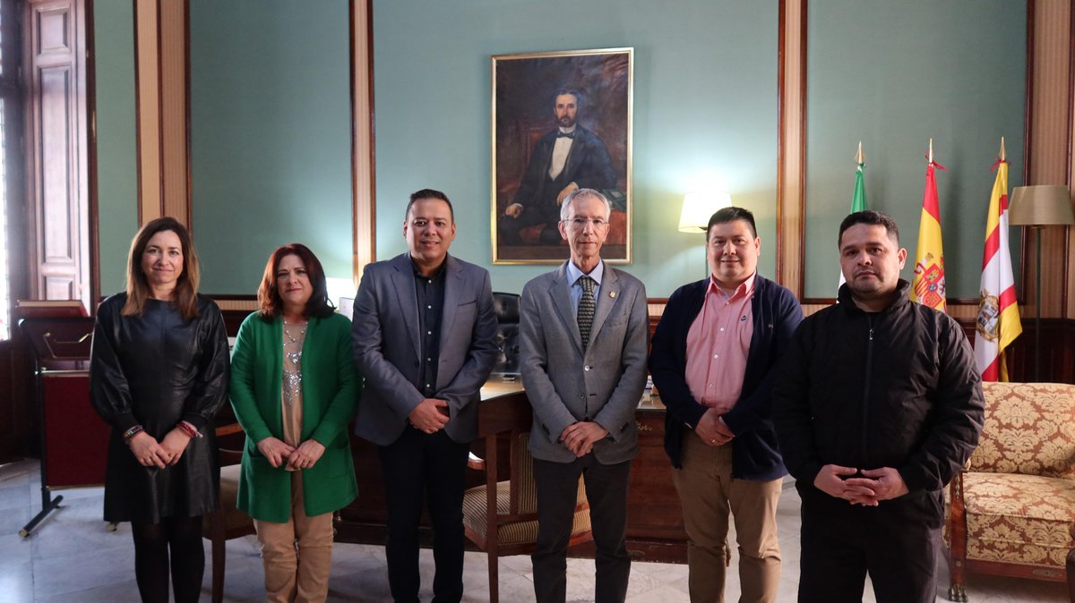 CiudadUtrera's tweet photo. El alcalde, recibe a miembros de la Iglesia Elim, que desde hace dos años desarrolla reuniones generales y actividades de orientación y formación a más de 200 personas de 15 nacionalidades.

Durante la visita se presentó una propuesta de colaboración.

#UtreraEresTu
#Integración https://t.co/icqZ5NFcwF