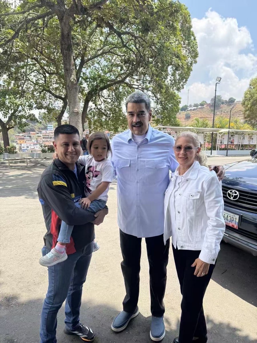 2 meses del infame secuestro del Presidente @nicolasmaduro y su esposa, la primera dama <a href="/florescilia/">Cilia Flores</a> , seguimos denunciando ante el mundo la más vil de las agresiones.

!Aquí está el pueblo leal esperándolos!✊🏾
 #LosQueremosDeVuelta