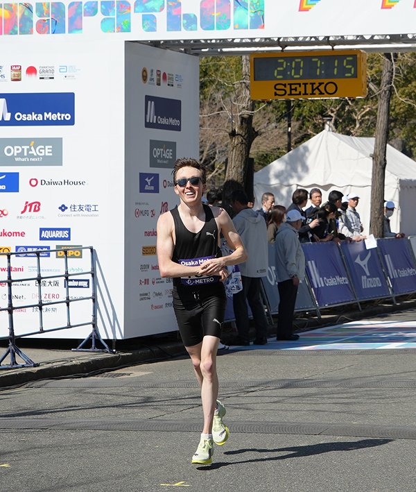 RUNNETJP's tweet photo. 2月22日の大阪マラソンで、米国籍で東京陸協所属のイーサン・シュリー選手（27歳）が2時間7分14秒の14位と大健闘。

自己記録を4分16秒更新し、アメリカ歴代7位の好記録ともあってアメリカでも大きな話題に。

「ランニングのために日本に来た訳じゃないんです。日本が好きだから来たんです」と話し、現在は専門学校に通う“市民ランナー”が、どのように今回の記録を出したのかインタビューしました。
https://t.co/ydS7kNM0Hj