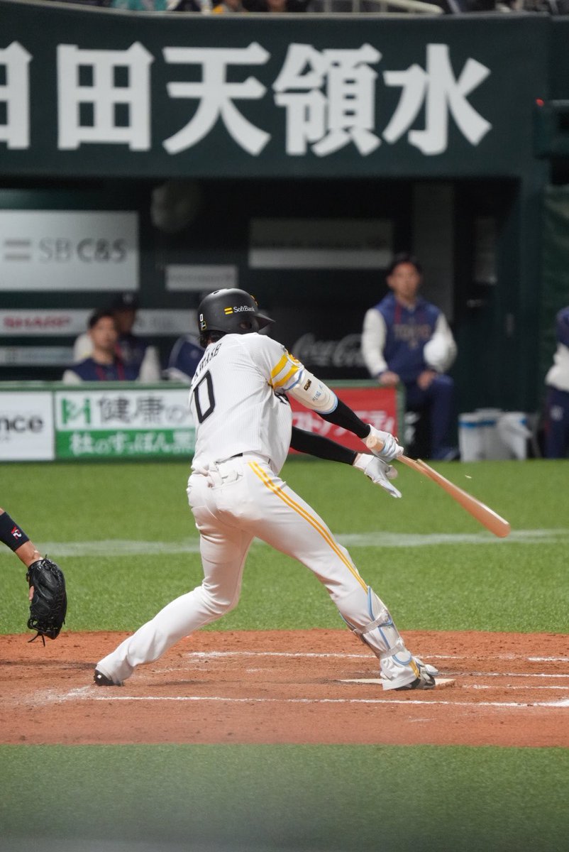 今の川瀬、よく見たらバット折られてたのか！ 奥川やるなぁ #sbhawks