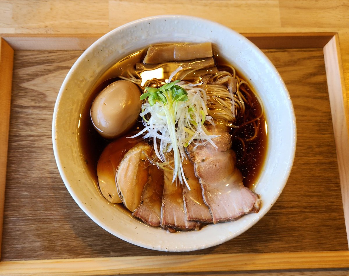 kecuE8Tjr2deuOy's tweet photo. MENYA HITENZAKA@上総村上駅

特製鶏醤油らぁ麺
芳醇な香りに豊かな味わいが麺に絡みます。飲みやすく上品な美味しさです https://t.co/ltvnws3sre