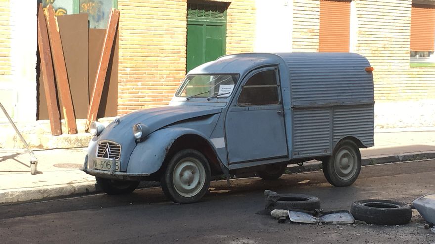CitroenAlava's tweet image. En un día como hoy, aniversario de los trágicos sucesos de #Vitoria del #3DeMarzo, recordamos cuando nuestra ciudad se convirtió (con nuestro @CitroenEspana #2CV como improvisado protagonista) en escenario de #pelicula y en fiel recreación de las multitudinarias huelgas de 1976.