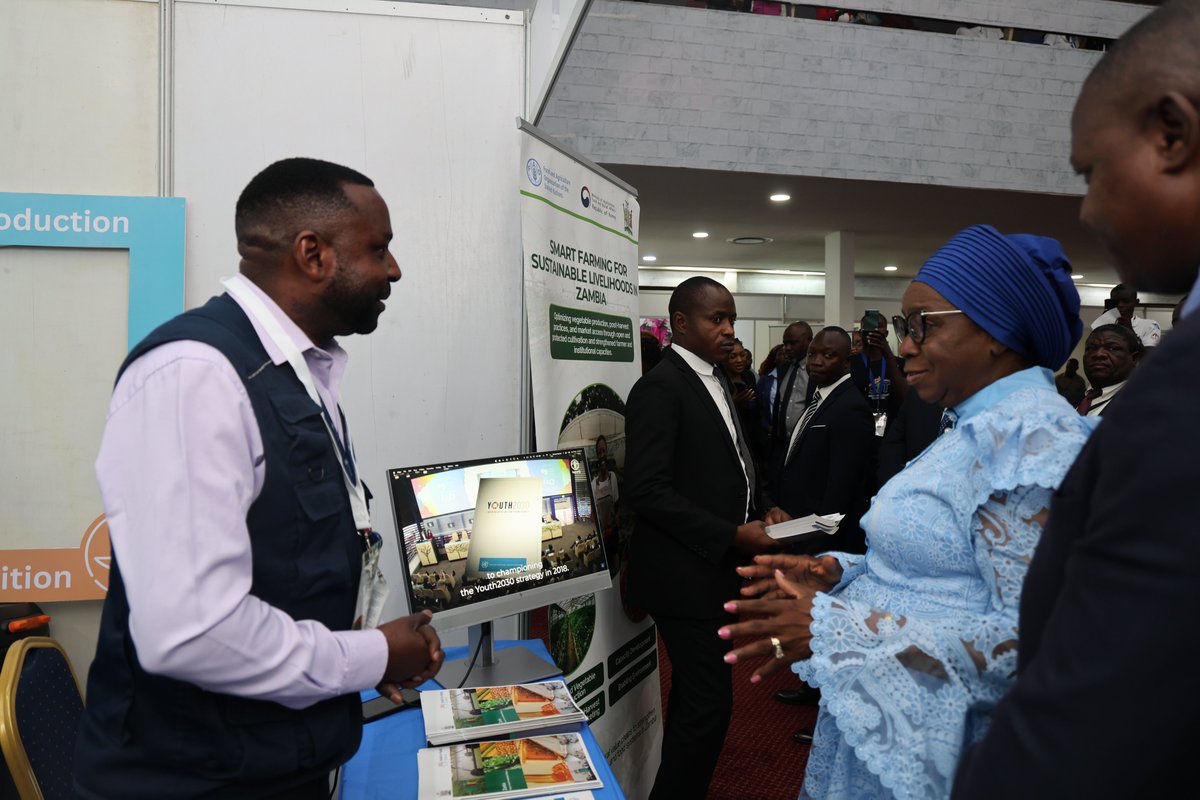 FAOZambia's tweet photo. 🎪 Empowering Youth in Agrifood Systems 🇿🇲

Her Honour the Vice President of Zambia, Mrs. Mutale Nalumango, visited the @FAO stand at the Youth Careers Fair at Mulungushi.

🌱 She acknowledged FAO’s efforts in advancing youth participation in agrifood systems &amp; green jobs. https://t.co/bP1zY5mwry