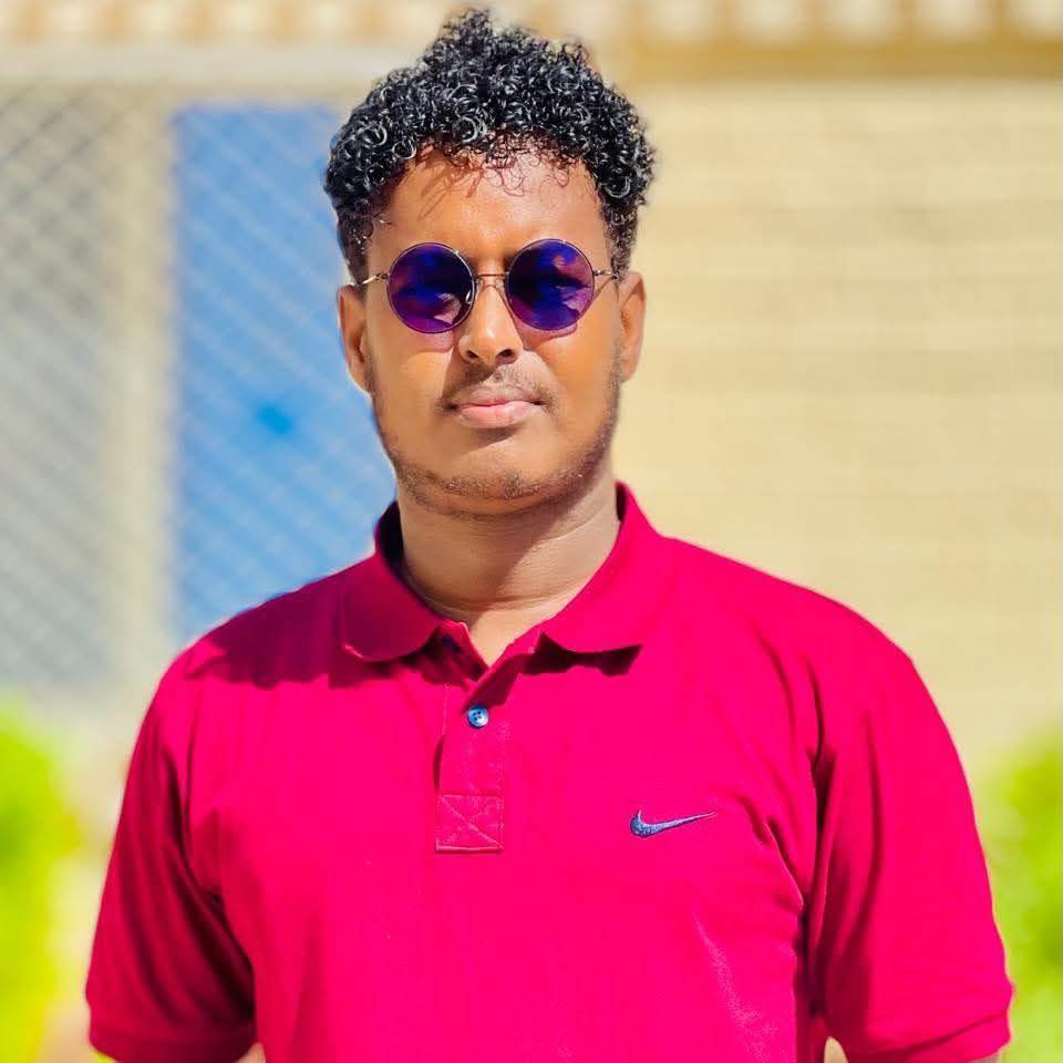 SOMWA4's tweet photo. We strongly condemn the shooting and death of journalist Abshir Khalif Shidane by a police officer in Jubaland after an argument. Authorities have confirmed the arrest of the suspected officer.

While the arrest is an important step, we call for a thorough, transparent investigation to ensure full accountability.

Our heartfelt condolences go to his family, colleagues, and the entire Somali media community. Justice must be served, and journalists must be protected. #JusticeForAbshir #PressFreedom