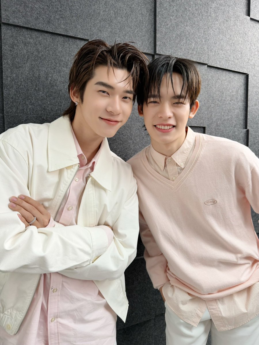 “ตี๋ตี๋” <a href="/twnpich/">2Tee</a> และ “ป๋อ”  <a href="/porsuppakarn/">porsuppakarn</a> พร้อมแล้วสำหรับงาน L’Oreal Glycolic Gloss Live  ✨

รับชม Live ได้ทาง
🔗 :  th.shp.ee/HRUyUFdS

#LOrealGlycolicGlossXTeeteePor