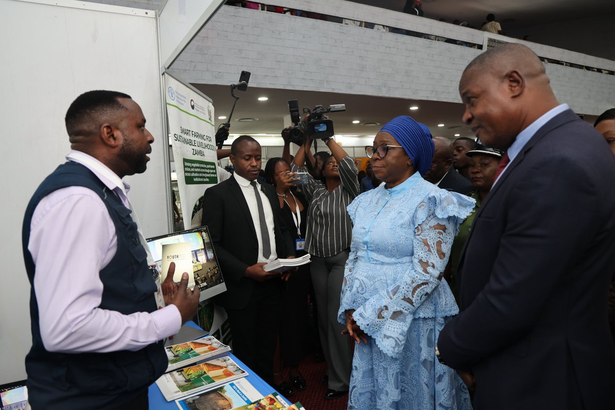 FAOZambia's tweet photo. 🎪 Empowering Youth in Agrifood Systems 🇿🇲

Her Honour the Vice President of Zambia, Mrs. Mutale Nalumango, visited the @FAO stand at the Youth Careers Fair at Mulungushi.

🌱 She acknowledged FAO’s efforts in advancing youth participation in agrifood systems &amp; green jobs. https://t.co/bP1zY5mwry