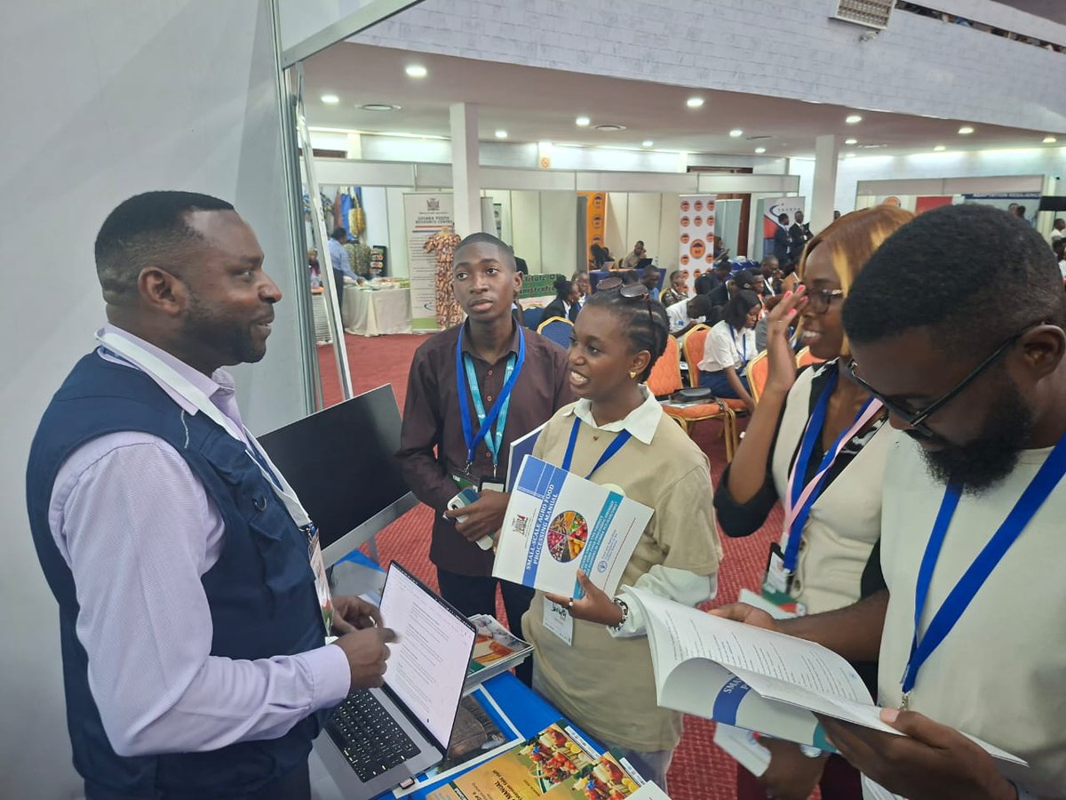 FAOZambia's tweet photo. 🎪 Empowering Youth in Agrifood Systems 🇿🇲

Her Honour the Vice President of Zambia, Mrs. Mutale Nalumango, visited the @FAO stand at the Youth Careers Fair at Mulungushi.

🌱 She acknowledged FAO’s efforts in advancing youth participation in agrifood systems &amp; green jobs. https://t.co/bP1zY5mwry