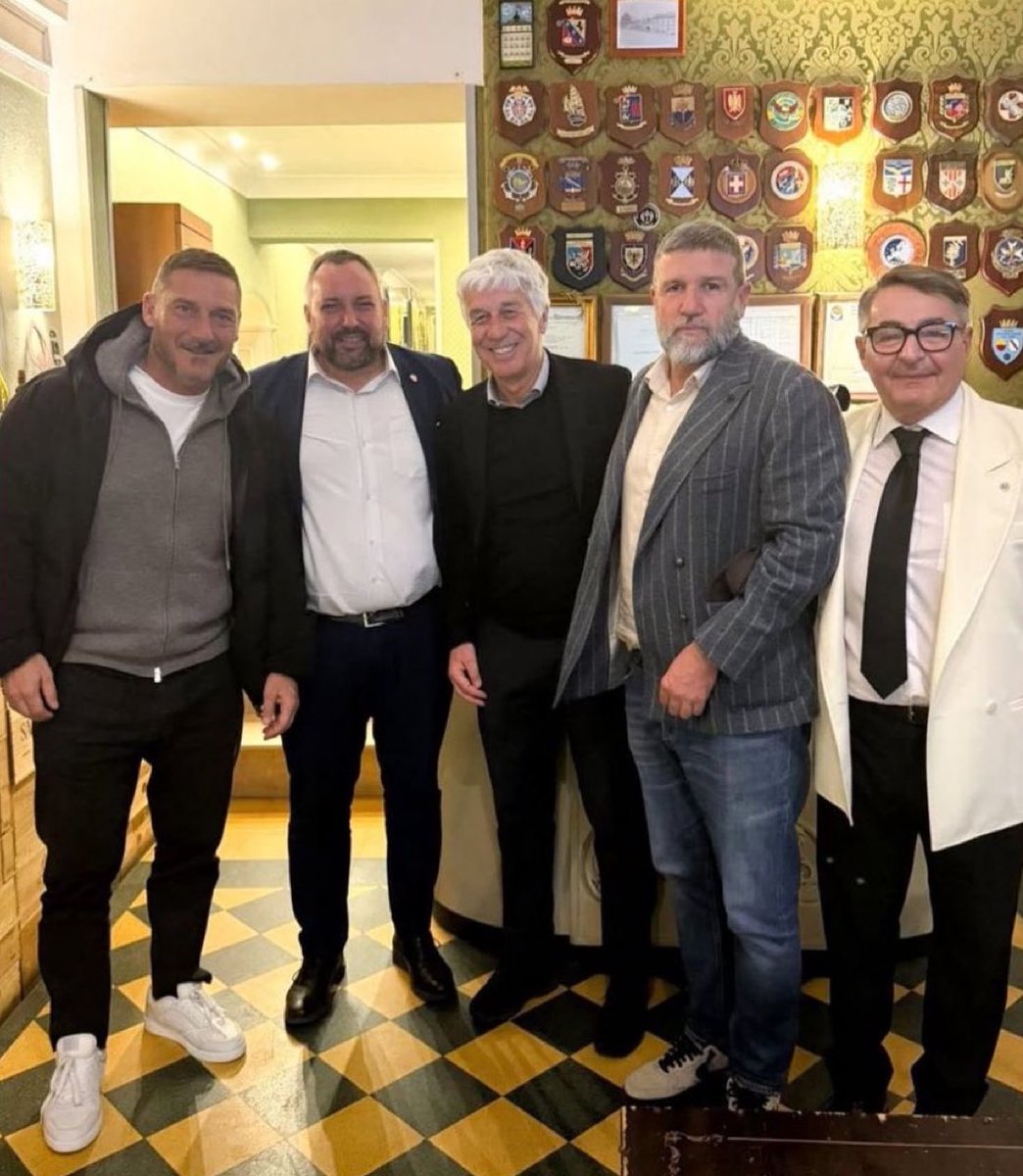 📸 Francesco Totti, Gian Piero Gasperini y Vicent Candela, reunidos ayer en el restaurante Rinaldi Al Quirinale