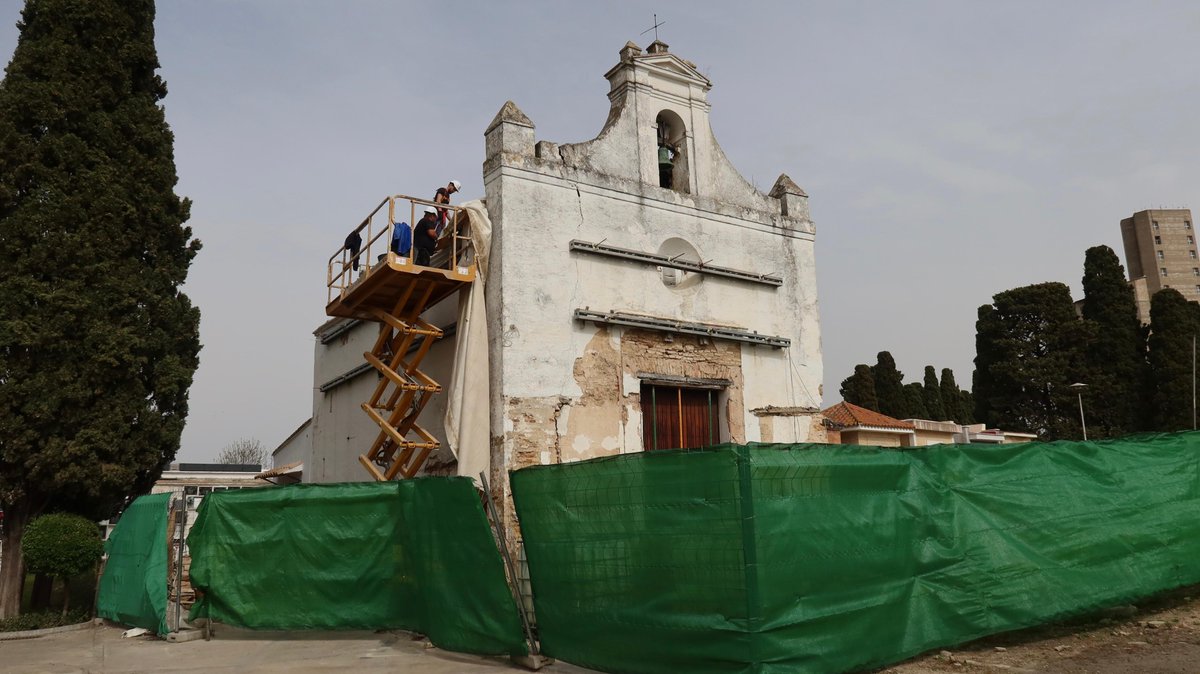 CiudadUtrera's tweet photo. Se han iniciado las obras en la Capilla de San Francisco del Cementerio Municipal para reparar la cubierta de este edificio histórico, construido en el siglo XVIII, garantizando así su conservación y mejorando su estado tras años de deterioro.

#UtreraEresTu
#CementerioMunicipal https://t.co/A9sOvLSS00