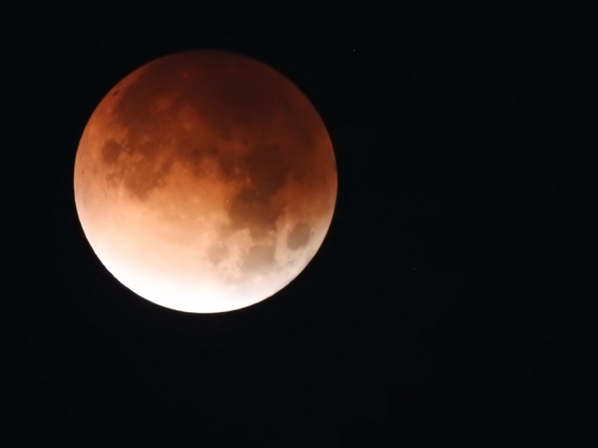 SaganSw's tweet photo. Fotografías del eclipse hasta el momento. El cielo completamente despejado y la temperatura un poco fresca. #Eclipse #Luna #Puebla https://t.co/jsSa8JBkon