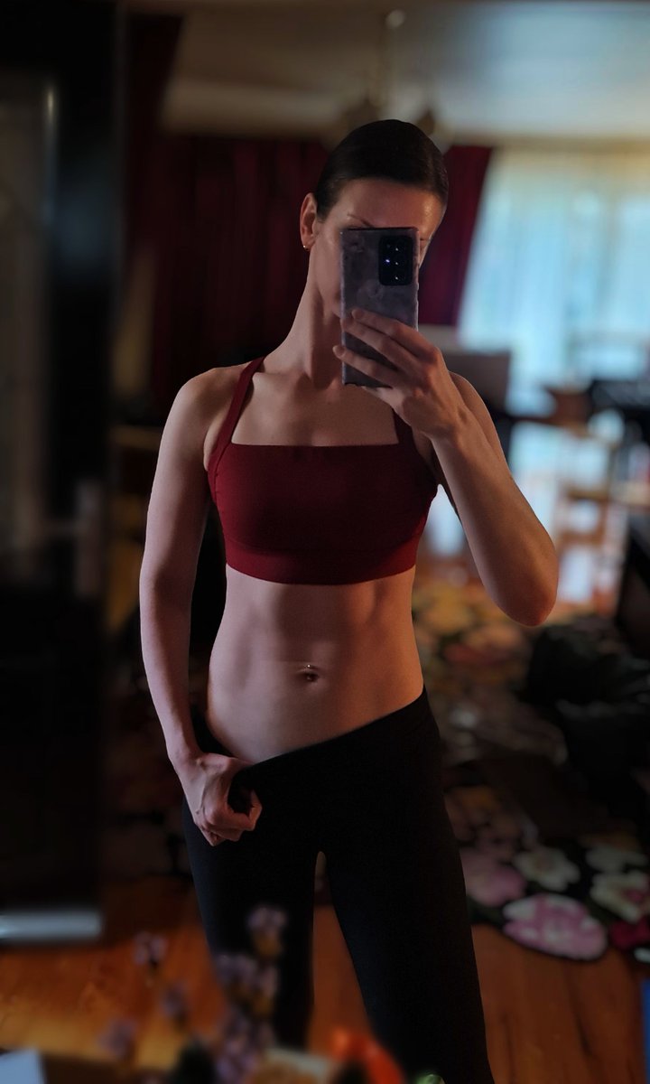 TheZoeAdams's tweet photo. A tough barre workout class in this humidity was something... and I forgot my sweat towel! Decided to take a cooldown stroll in the rain though which was sooo blissful 😌 

Also QLD &amp; WA plans will likely be scrapped; I won't abandon my daily routines just to end up in the red 😅 https://t.co/fpxkkPEKCC