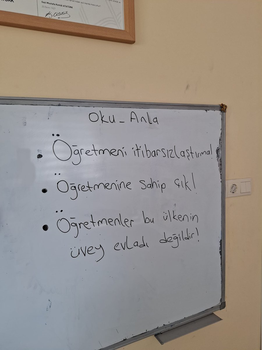 Sendikamızın çağrısı ile iş yerlerinde öğretmenler derslere girmiyor. Siyah giyinen, kokart takan öğretmen sayısı artıyor. Sınıf tahtasına yaşamı savunan söylemler yazılıyor.
#fatmanurcelik 
#ÖğretmenlerSahipsiZDeğil 
Özel öğretim kurumu yöneticilerine bir kez daha çağrıda