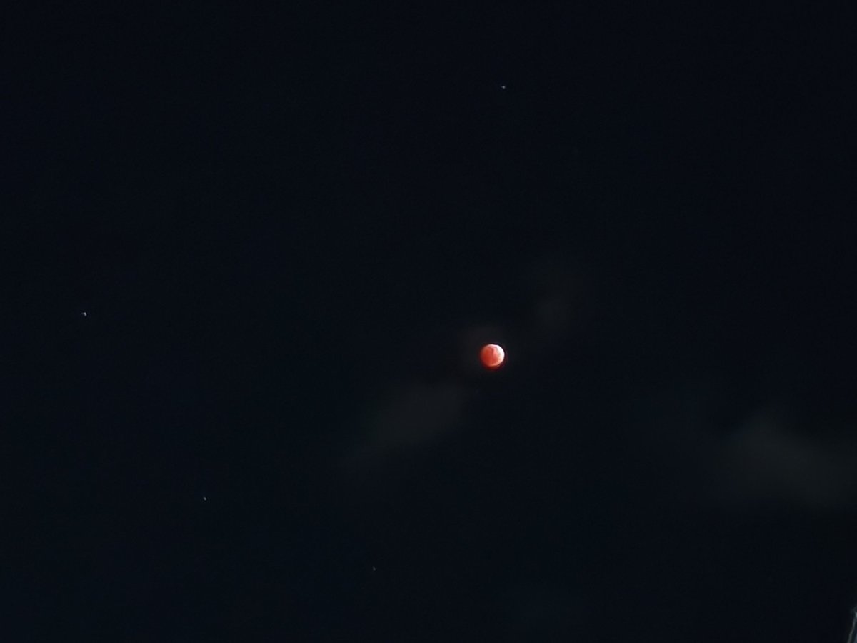 皆既月食 赤いな…🌑