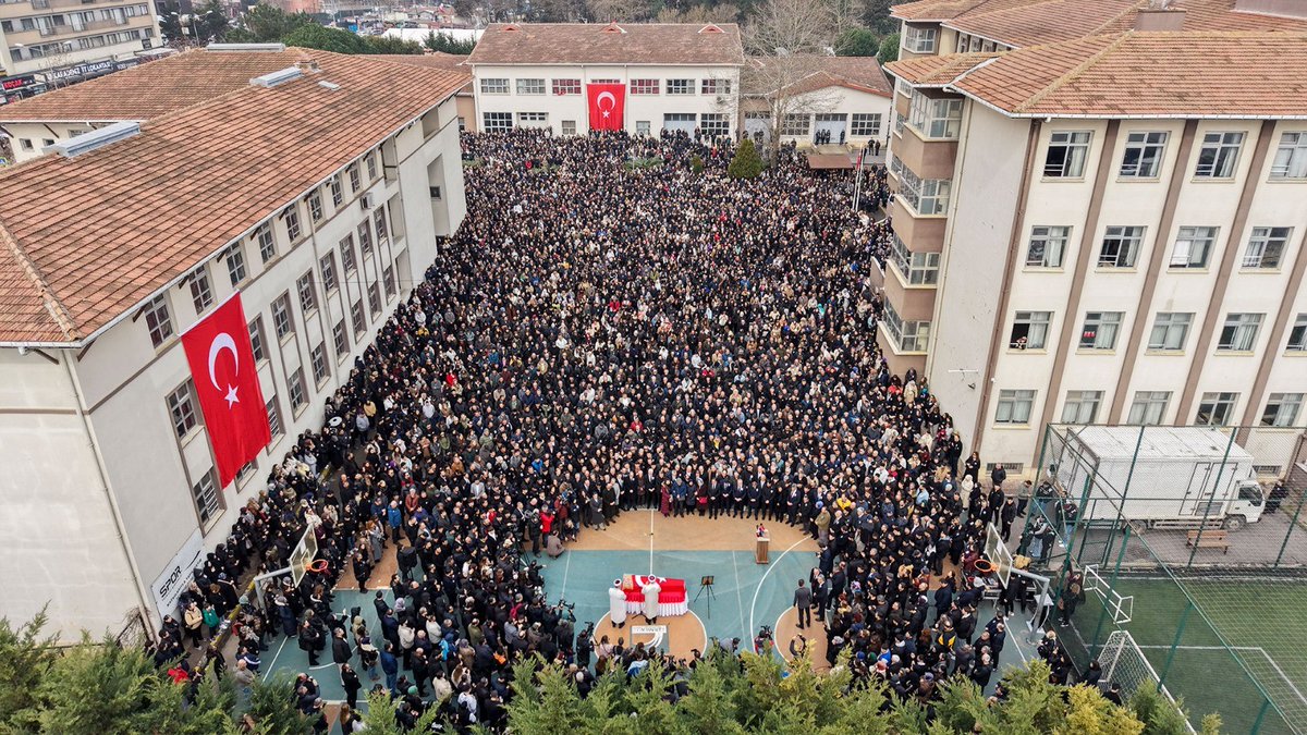 genctv.tr/ogrencisi-tara… 
Öğrencisi tarafından öldürülen Fatma Nur öğretmenin anma töreninde yoğunluk

 İstanbul'un Çekmeköy ilçesinde bulunan Çekmeköy Borsa İstanbul Mesleki ve Teknik Anadolu Lisesi'nde bıçaklı saldırı sonucu hayatını kaybeden öğretmen Fatma Nur Çelik için ...