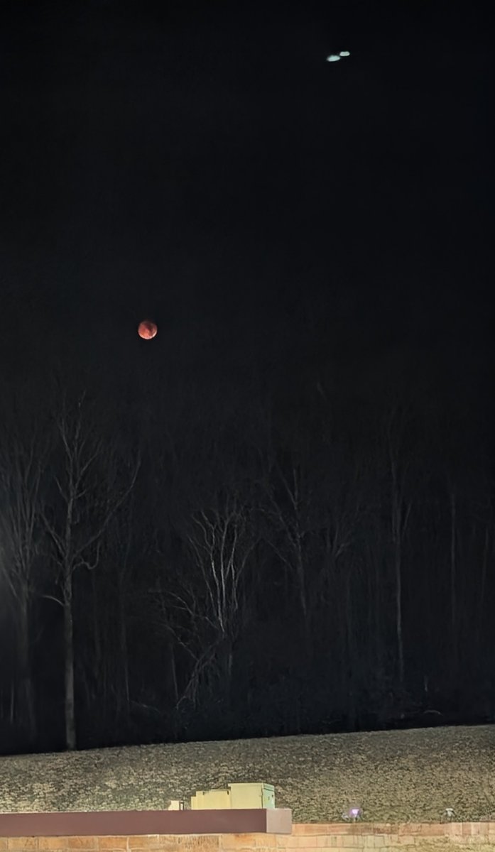 Jthuber81's tweet photo. Caught a glimpse of the blood moon from middle Tennessee https://t.co/go9F6eFZO7