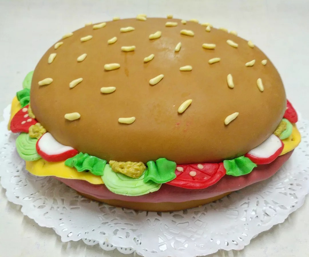 KuncBrno's tweet photo. Hamburger, dort jako dárek pro vyznavače mletého masa a zeleniny od https://t.co/dfgX3lVtBA
dorty, koláčky, řízečky, svatební cukroví, obložené mísy a  další výrobky sladké í slané https://t.co/bJyCqLO2de 
#chlebicky #kolacky #slanydort #dort #dorty #jídlo
#sladke #slane https://t.co/uEr3khNFvZ
