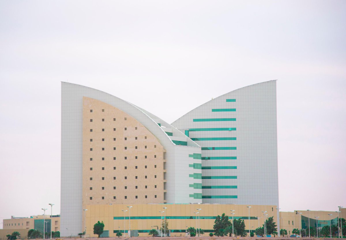 صدر قرار رئيس الجامعة باستحداث إدارتين جديدتين بوكالة الجامعة للدراسات العليا والبحث العلمي، تشمل: إدارة دعم البحث والنشر العلمي، وإدارة الفعاليات والشراكات الاستراتيجية، وذلك تعزيزاً لمنظومة البحث العلمي وتفعيل الشراكات النوعية، بما يواكب توجهات الجامعة التطويرية.