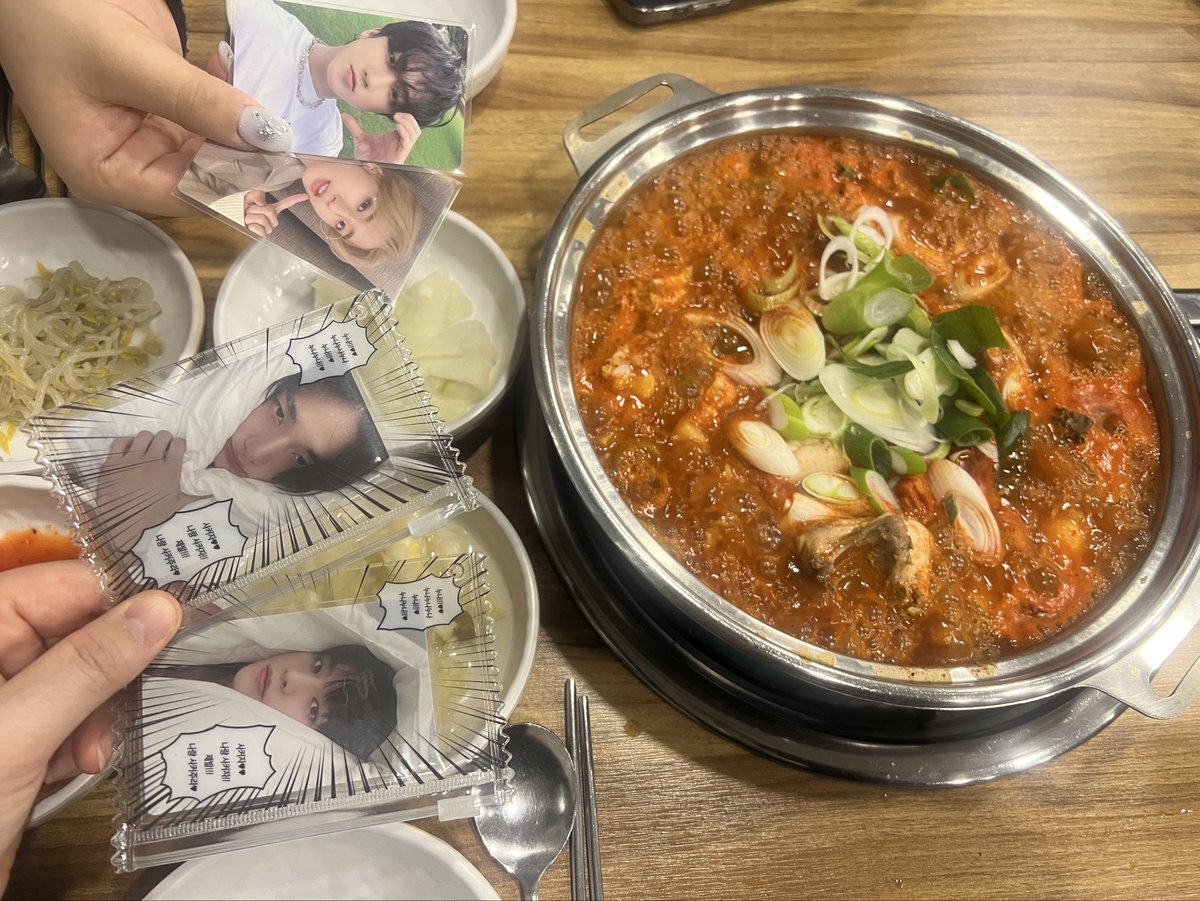 malangddya's tweet photo. 어제 그 비오는데 대전가서 오랜만에 예절샷📸
현대식당 닭볶음탕 진짜 맛있었고,
찬이가 추천했던 왓더버거 직화새우버거👍🏻 https://t.co/4qvLdkwpf9