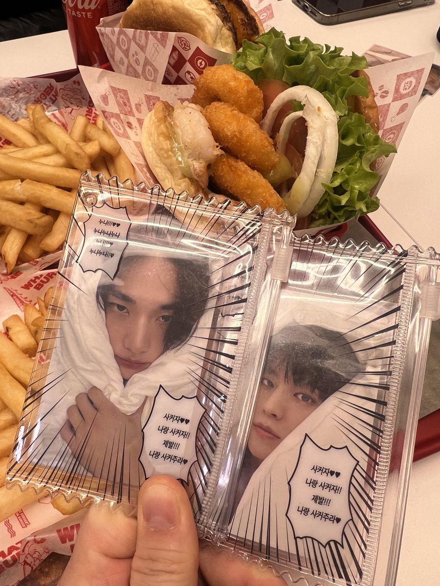 malangddya's tweet photo. 어제 그 비오는데 대전가서 오랜만에 예절샷📸
현대식당 닭볶음탕 진짜 맛있었고,
찬이가 추천했던 왓더버거 직화새우버거👍🏻 https://t.co/4qvLdkwpf9