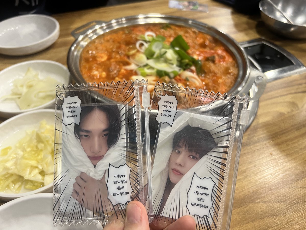 malangddya's tweet photo. 어제 그 비오는데 대전가서 오랜만에 예절샷📸
현대식당 닭볶음탕 진짜 맛있었고,
찬이가 추천했던 왓더버거 직화새우버거👍🏻 https://t.co/4qvLdkwpf9