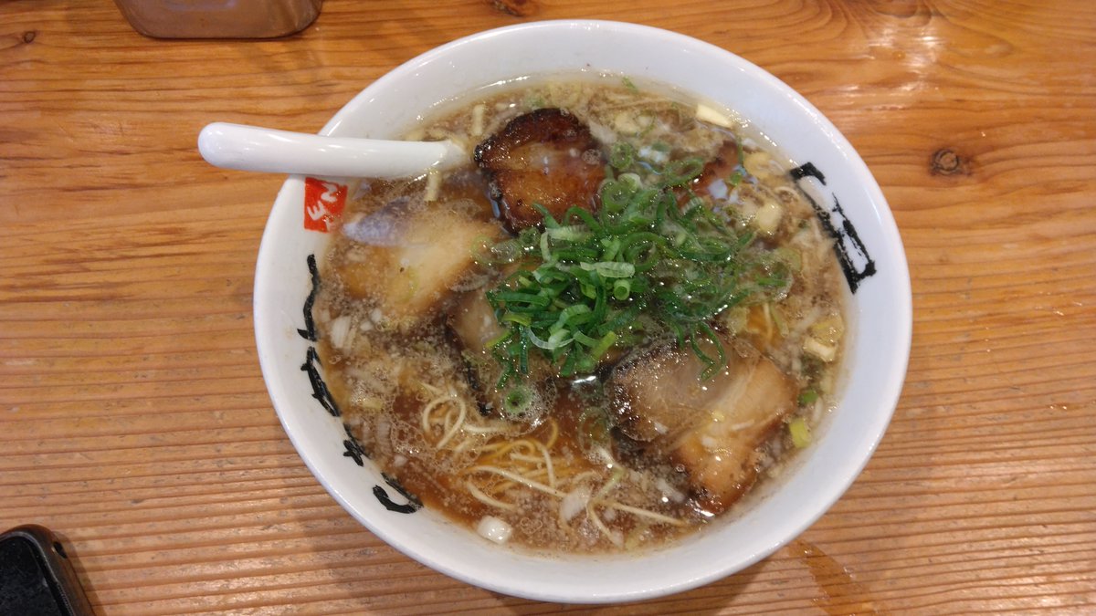noburusandayo's tweet photo. 地元・松永のラーメン「天」へ。

14時なら空いとるじゃろう…という甘い読みは見事に外れ、結局行列。でも「空腹は最高のスパイス」と自分に言い聞かせて啜る一杯は格別でした。

炙りチャーシューの香ばしさに負け、スープ完飲。会長（妻）には絶対内緒です。

#福山グルメ #松永 #ラーメン天 https://t.co/sWoFPEb13a