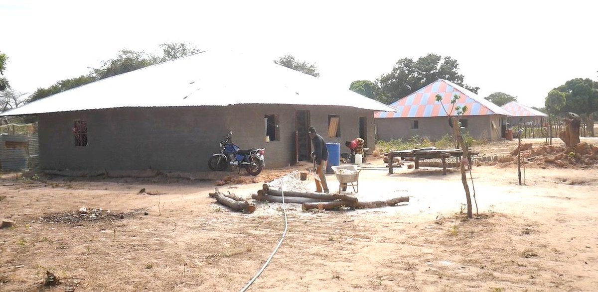 #Casamance : après 20 ans, ils retrouvent leur village grâce au Plan Dimaoye pour la Casamance coordonné par l'#ANRAC.
Les populations l'avaient quitté en 2006.  La réinstallation a été facilitée par L'ONG #ICO  qui a construit 11 maisons et un mini forage.