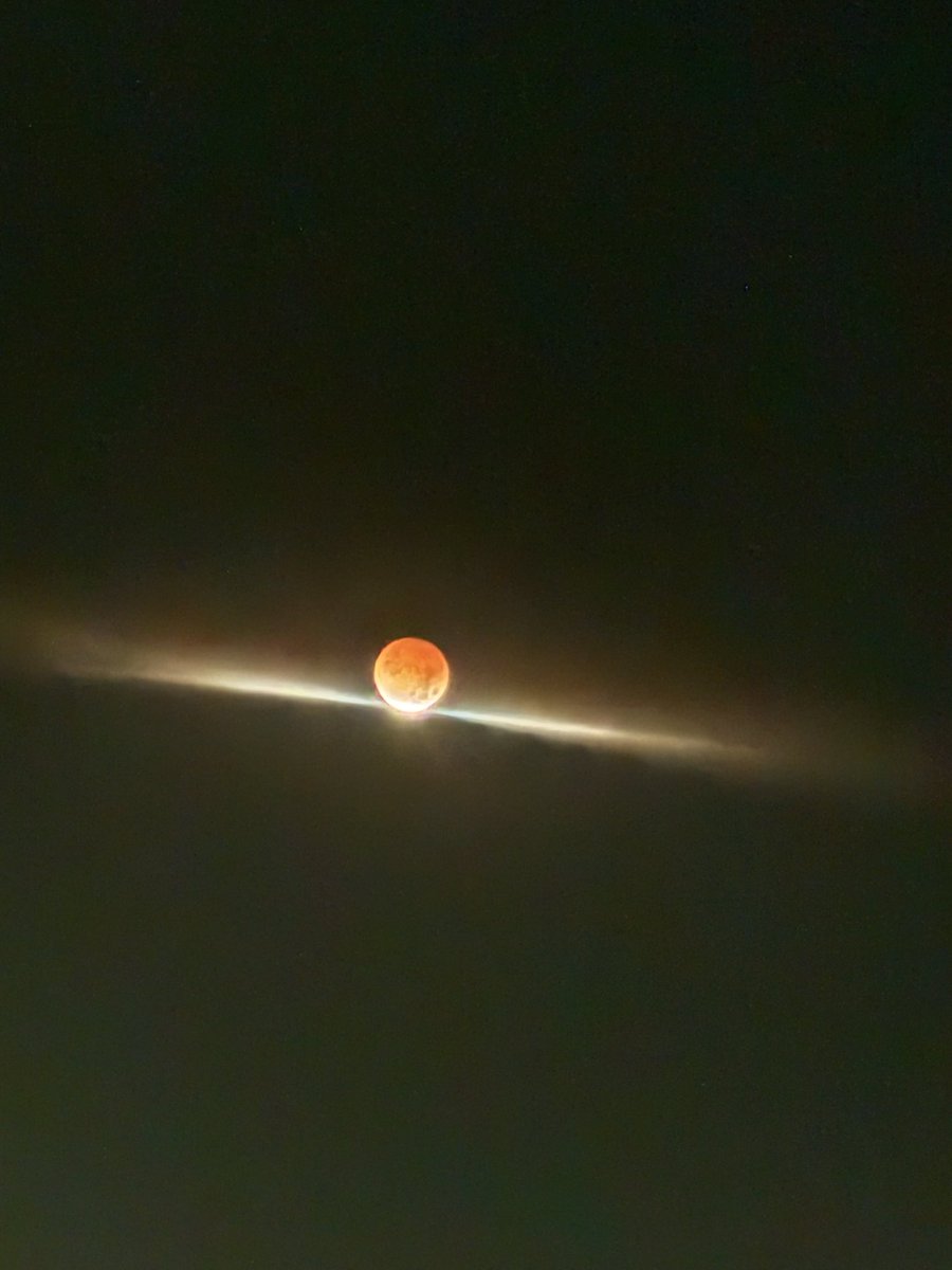 SierraSoPretty_'s tweet photo. The moon is exactly who she thinks
She is .✨😍 #FullTotalLunarEclipse #TheBloodMoon https://t.co/JITQgM7uBf