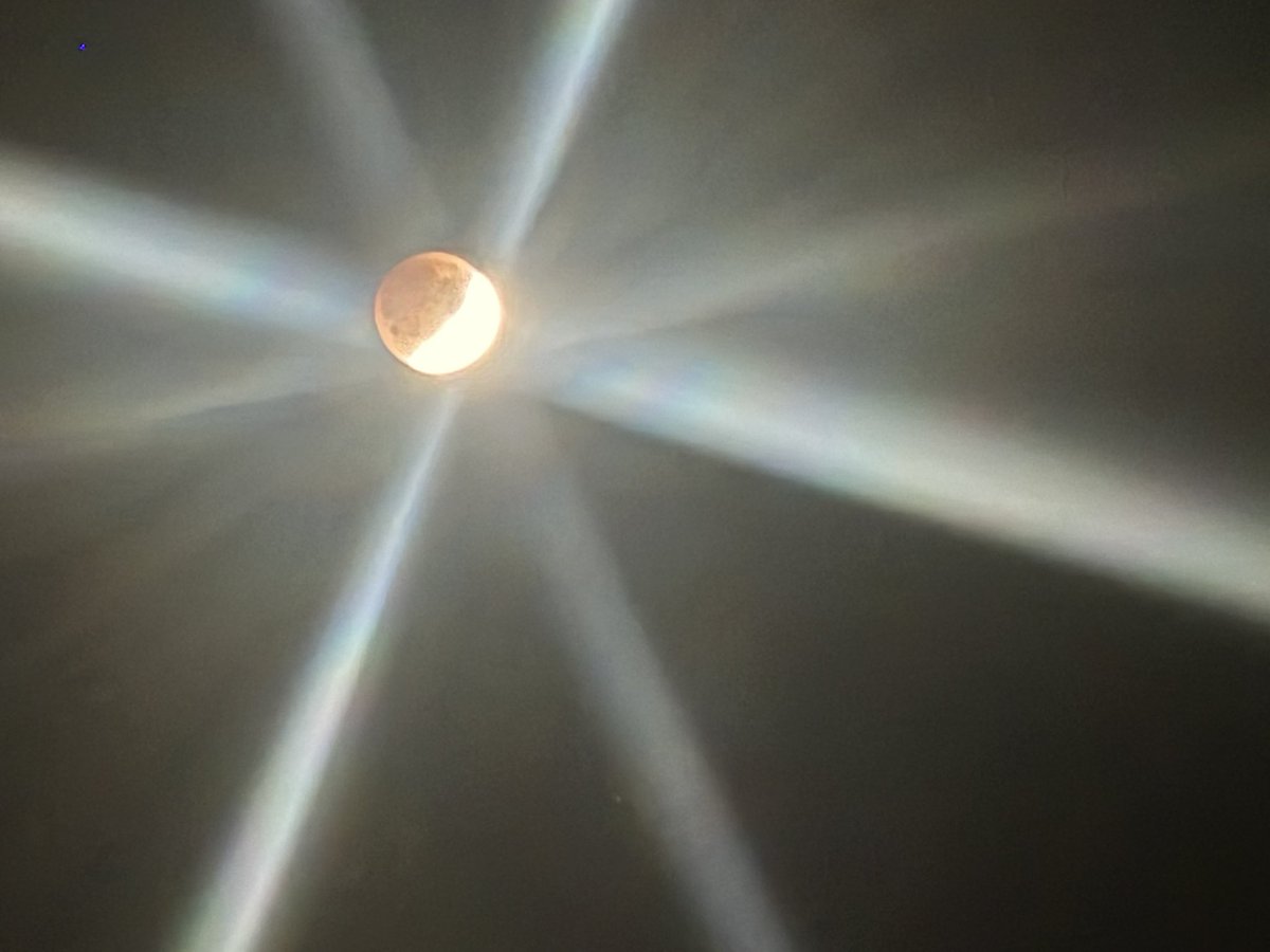 SierraSoPretty_'s tweet photo. The moon is exactly who she thinks
She is .✨😍 #FullTotalLunarEclipse #TheBloodMoon https://t.co/JITQgM7uBf