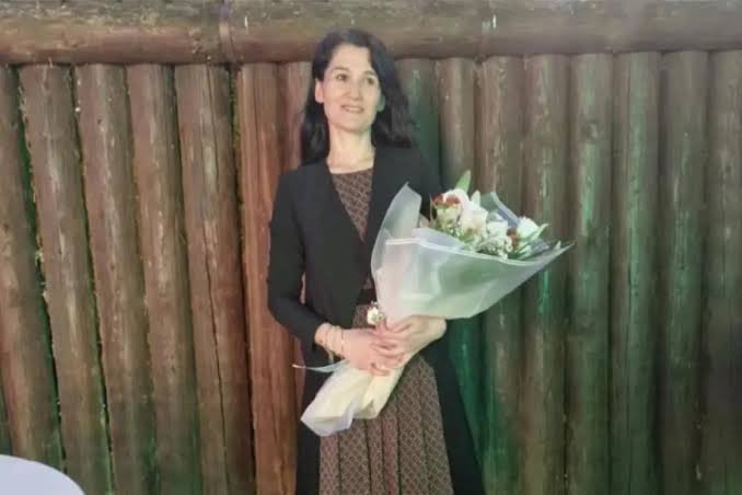 Eğitim sistemimiz artık tıkanmış durumda. 
Eğitimcileri gardiyana çeviren, öğrenci-eğitimci ilişkisini tahrip eden bu düzenek can alıyor.
Sistemin tıkanmışlığı, öğretmenin tükenmişliği, öğrencinin mutsuzluğu, sıkılmışlığı ve geleceğe dair umutsuzluğu önümüzdedir.
Sınıfında, 17