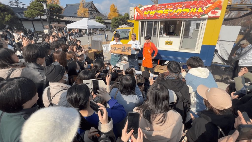 ひみつ基地。です！
🔥【数量限定】大人気商品のオンライン販売開始！🔥

お待たせしました！
昨年、各キッチンカーイベントで大人気となった商品を
3月6日(金) 21時～オンライン販売することが決定！

🍺オリジナルクラフトビール「ひみつバンク。」
🌭特製「ピザフランクフルト」