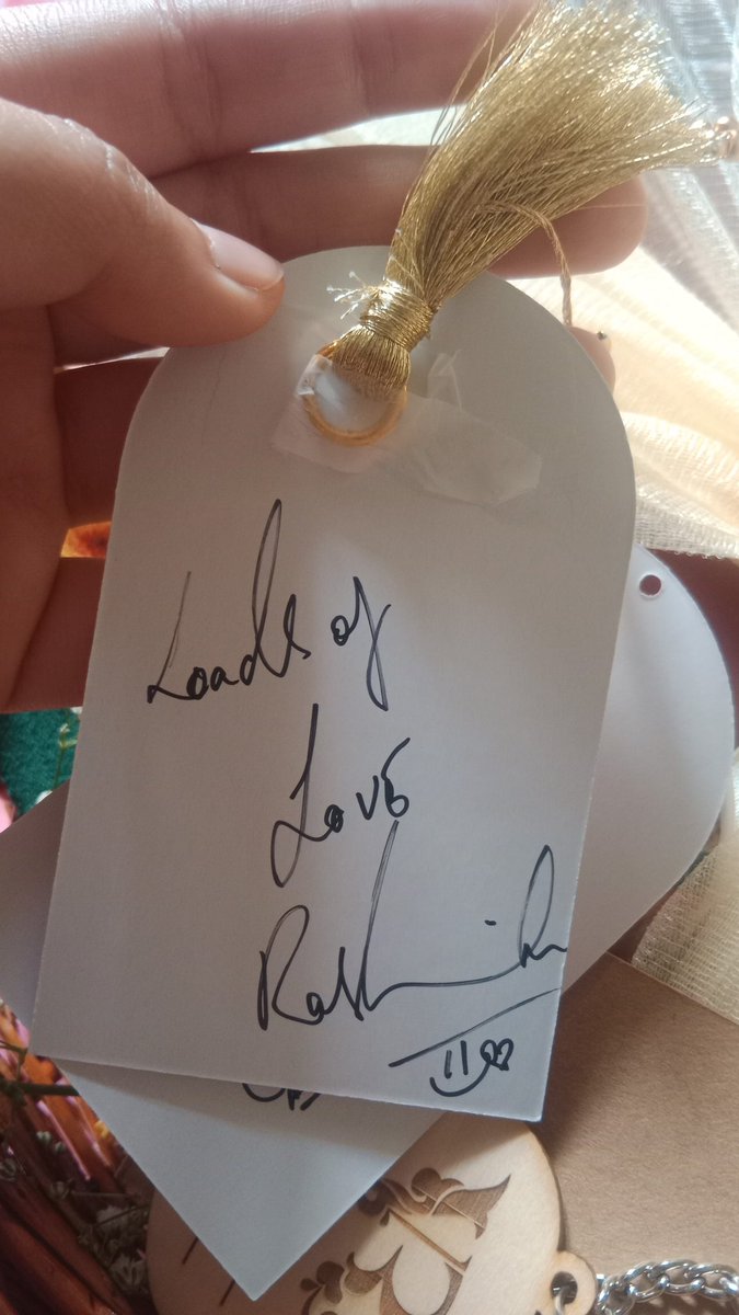 Rosh came to shake hands, looked at my face and said "Mahiiii, you're here. How are you" 🥺❤️
She said "it's time we share lunch together" because the amount of time I've met her 😭
I love you Rushieeeee <a href="/iamRashmika/">Rashmika Mandanna</a> 😭❤️