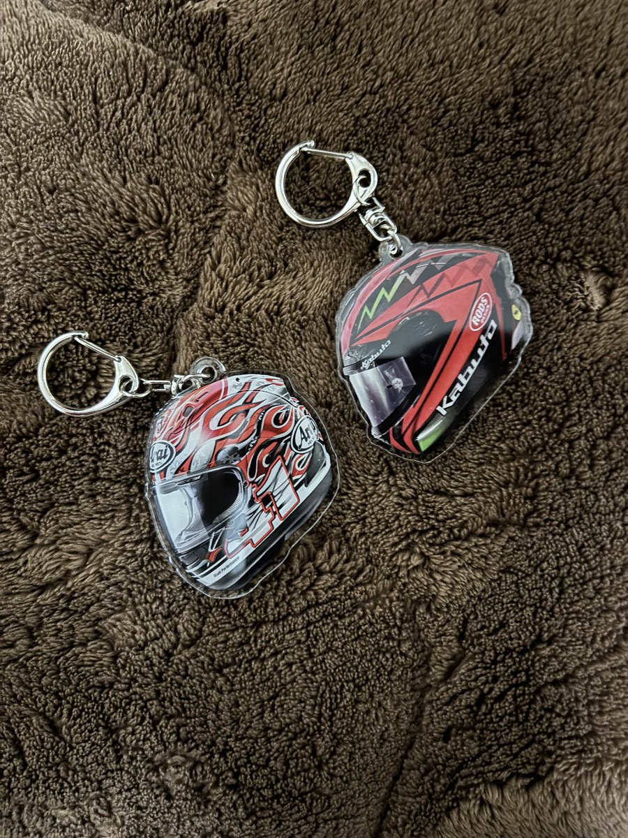 個人的にピットフェスで良いなーって思ったグッズのTeam TATARAのヘルメットキーホルダー。

難しいやろうけど、全日本ロードでもガチャガチャとかで参戦ライダーのヘルメットキーホルダー出したらライダー覚えるきっかけになると思うし、推しが出るまで頑張る人とかも出る気がした笑

#ピットフェス