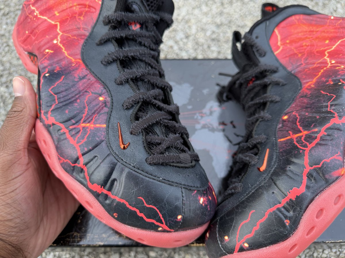 blvzingkicks's tweet photo. Here are detailed pictures of the Stranger Things x Nike Air Foamposite One “Vecna” ⚡️ https://t.co/qyQWJZEh80