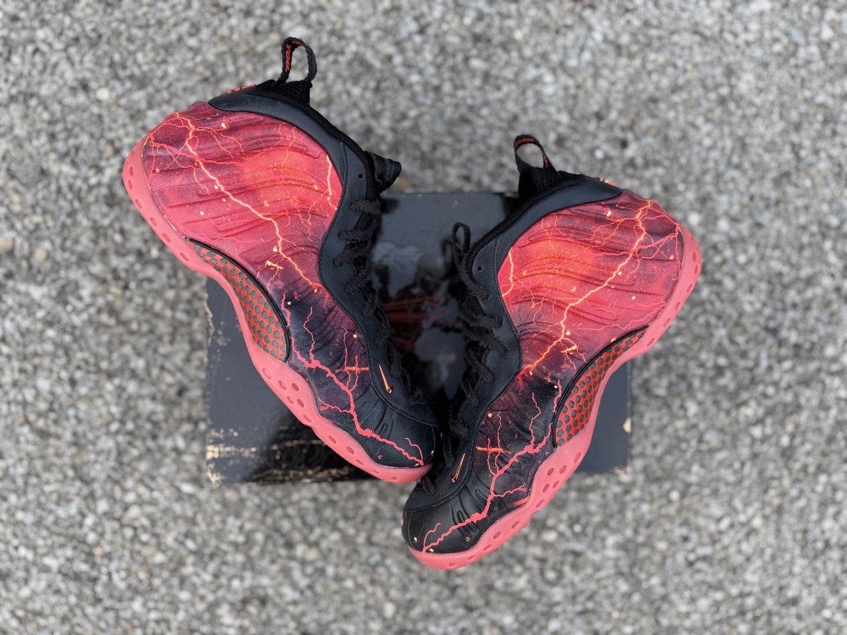 blvzingkicks's tweet photo. Here are detailed pictures of the Stranger Things x Nike Air Foamposite One “Vecna” ⚡️ https://t.co/qyQWJZEh80