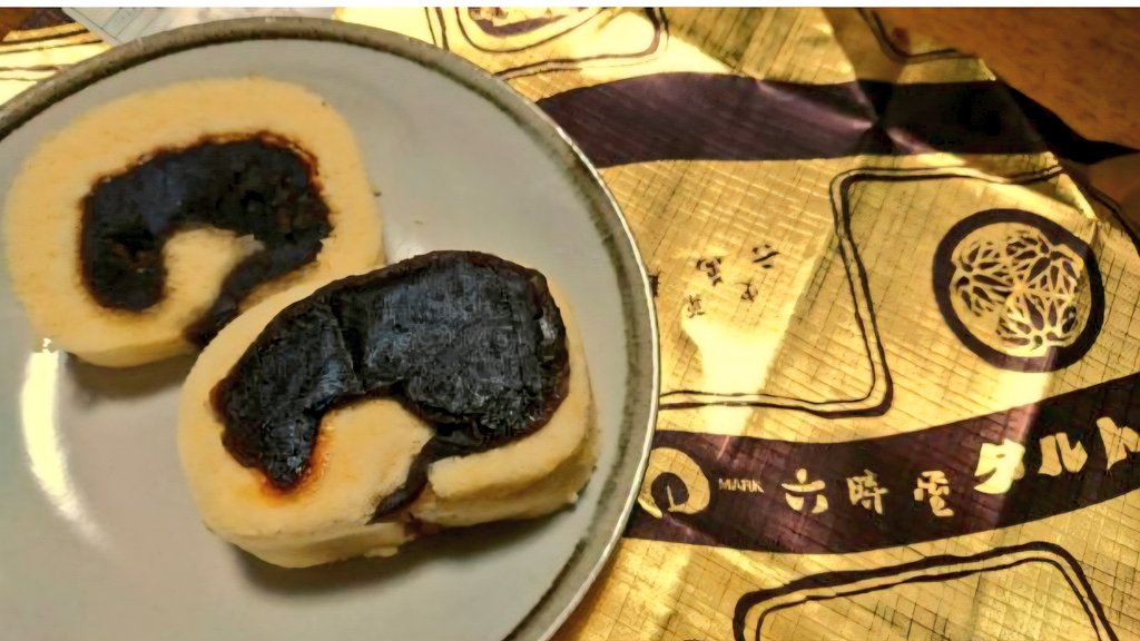 一六タルトの天ぷら、地元民ですがこないだのオフ会のおかげで初めて食べました。熱々で美味しかったです。
そして、六時屋のタルトは端っこのあんこのはみ出し具合が凄いです。大サービス！
#杉作ナイト