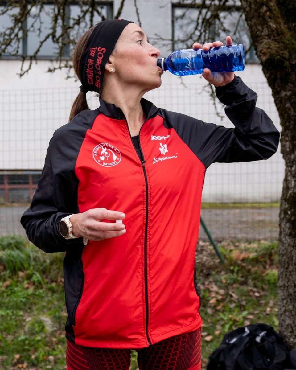 BasqueWater's tweet photo. Hay una fuerza que nace de la tierra.
Y otra que se entrena cada día.
En el deporte, el rendimiento no es solo carácter.
Es equilibrio. 
Es recuperación. 
Es hidratación saludable.
https://t.co/0b3NkBN31q #BasqueWater #AguaParaDeportistas #AguaMineralNatural https://t.co/wgKMtQPzv3