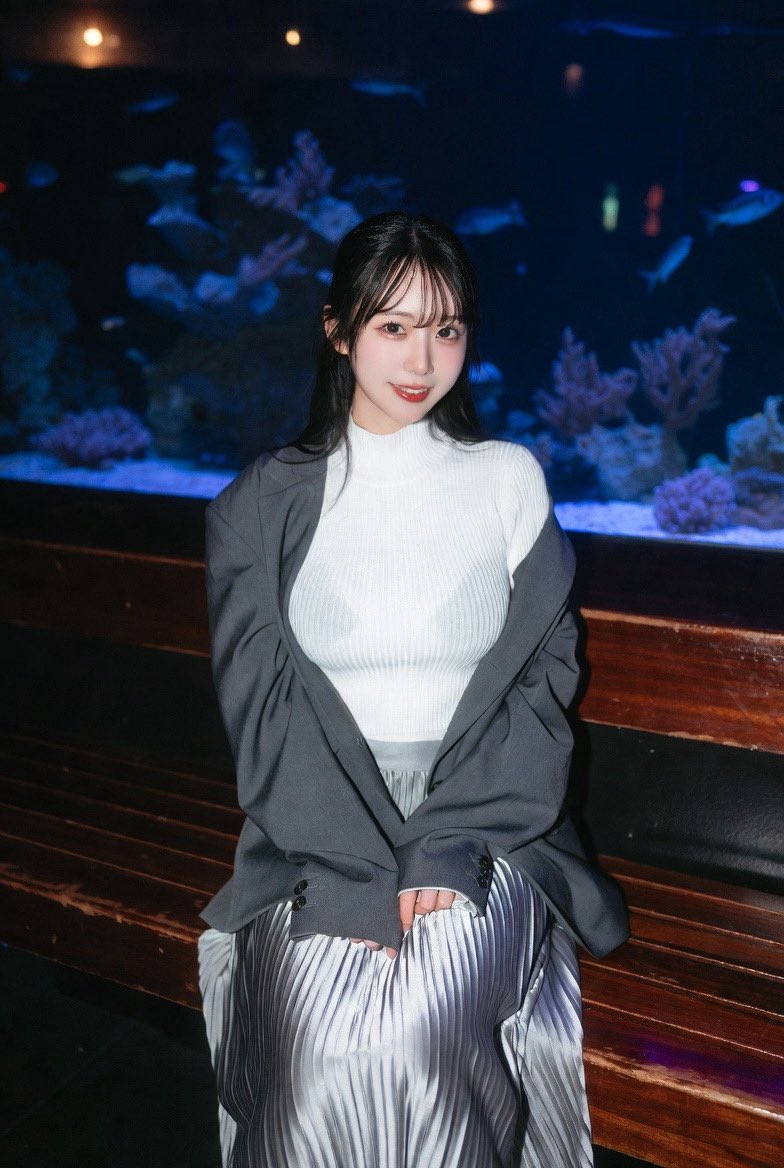 ryobizyoAI's tweet photo. 「今日は少し大人っぽく✨」

"Going for a slightly mature look today✨"

#AI美女 #実写系 #デート #DateOutfit #ootd #AIイラスト #SFW_illustration https://t.co/95z15X2uu5