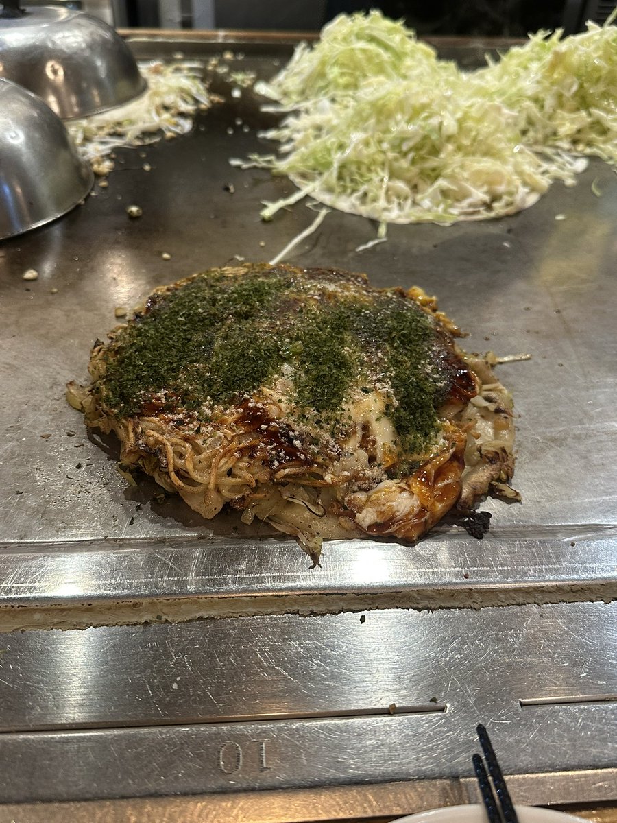 10yendama's tweet photo. 出張RTA
まずは落ち着いて人気店に並び、ねぎ焼きとお好み焼きをいただきます https://t.co/bHhA2k9kWc