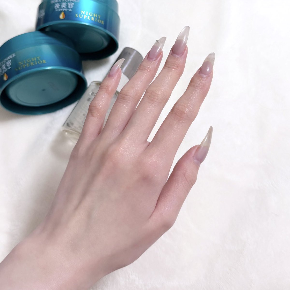 手綺麗になりたいなら寝る前は無印の発酵導入美容液→アトリックスのナイトスペリア塗って。翌朝肌のふっくら感と綺麗さに驚く。手を褒められるようになる。→iPhone17promaxノマカメ（ほくろと傷だけ消してます）