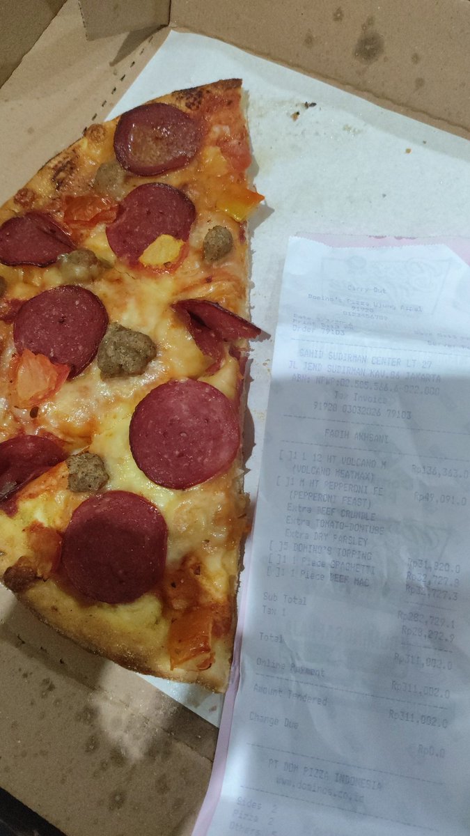 faqih85's tweet photo. Hati2 pesen lewat aplikasi @dominos_id. Pesen 8 topping tambahan yang masuk pizza cuman 3, sisanya entah kemana 😌. https://t.co/ignRpial6t