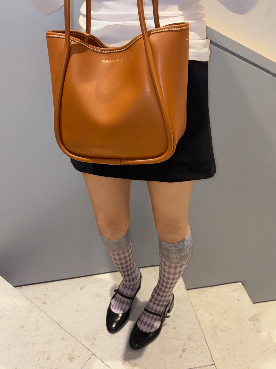 charleskeithR's tweet photo. #이벤트 #RT이벤트

찰키팬들만 아는 
찰스앤키스의 숨겨진 가방 ♡⃛₊⁺˖𐦍˖⁺₊♡⃛

초콜렛 컬러의 라일라백을 
오직 알티 + 팔로우 한 번에 모십니다!

(이번 기회에 매달 쏟아질 예정인
이벤트 소식도 받아보시길…><💕)

🍫https://t.co/4ztsYTfLd8

☑ 참여방법: 알티 & 팔로우
☑ 당첨인원: 3명 
☑ 당발: 3/20 (금)

*당첨자 개별 DM 안내 
*해외 거주자 및 DM 미허용 시 참여 불가