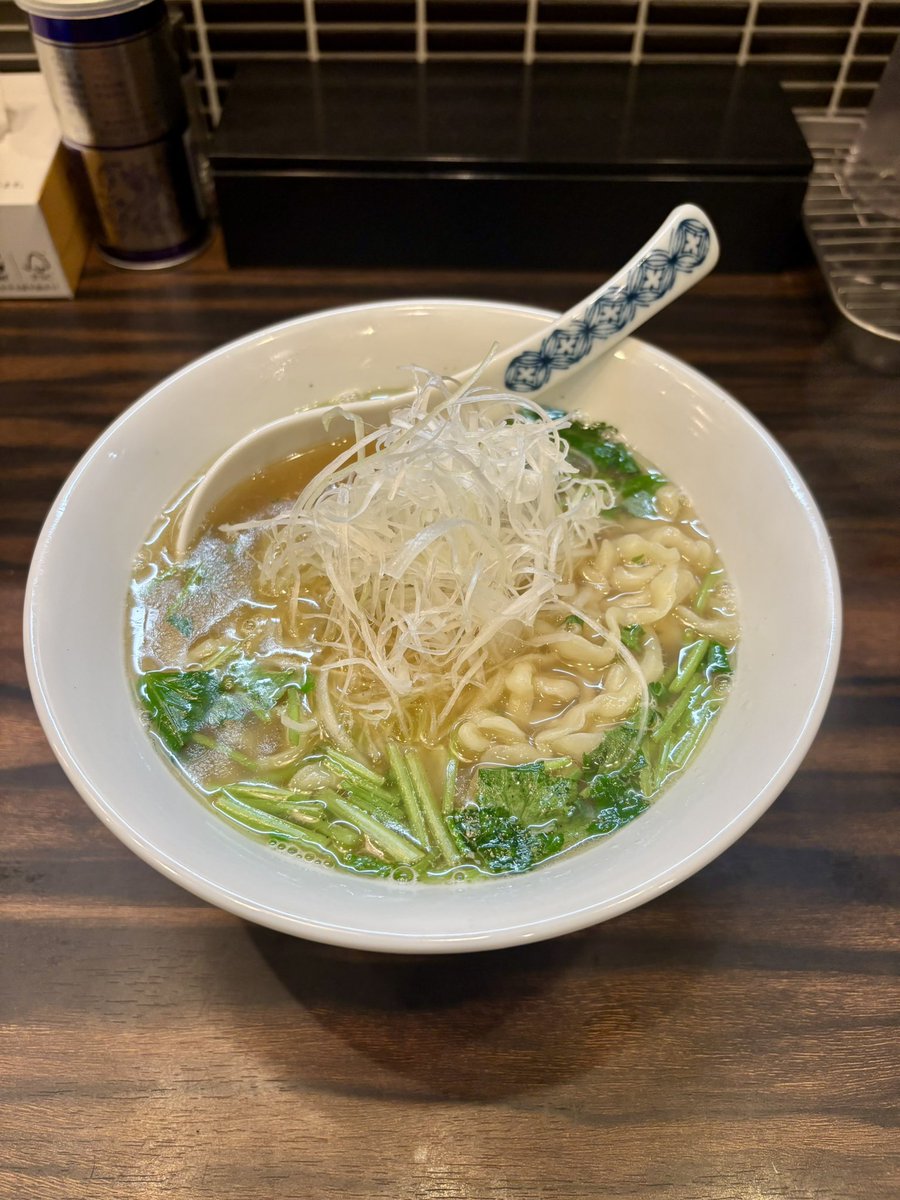 donasty2's tweet photo. らーめん稲荷屋

焼きカサゴの塩ラーメンと
カサゴの一品セット
鮑の肝の和えご飯

清湯なのに甘味旨味で
creamyなスープ
カサゴの身は根魚の香りと
プリンバンバンボン
春野菜は焼きで香り甘味良き
鮑の肝の和えご飯は
コックリ濃ゆくてまろやか

春が来た🌸 https://t.co/5cJdp6jGQ4