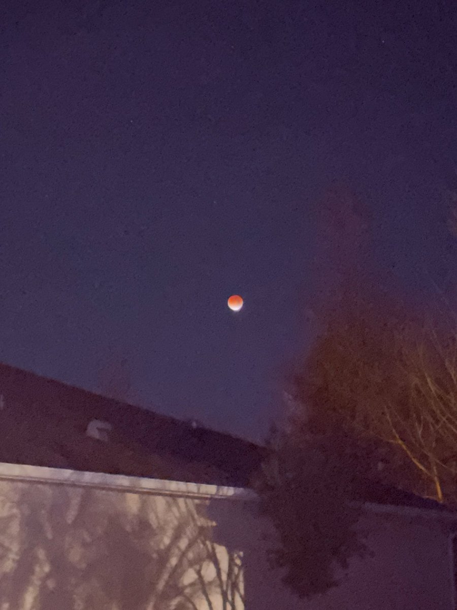 Vinceantolin's tweet photo. Lunar eclipse https://t.co/MlPoiyw36v