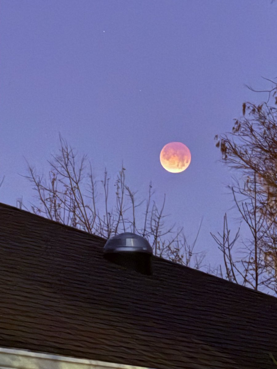 Vinceantolin's tweet photo. Lunar eclipse https://t.co/MlPoiyw36v