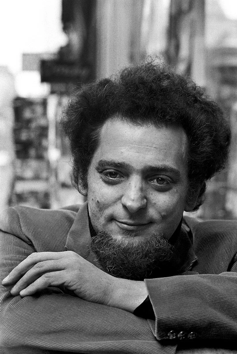 knbaraldi's tweet photo. En esta fecha, aniversario de la muerte de mi querido Georges Perec, regreso a esta carta hermosa, en la que piensa y escribe sobre los finales.

"Hay cierto número de obras, y generalmente entre las que más nos gustan, que acaban mal: en ellas algo se termina, se consume. Durante todo el libro ha habido una aventura, un movimiento, una búsqueda, unos encuentros: gentes que no se conocían se han cruzado; han caminado juntas, se han amado, han cambiado. Y luego todo se detiene. Es el fin. No hay continuación. Alguien muere o desaparece. Sentimos un vacío.

Por ejemplo, el final de Los tres mosqueteros, cuando se separan, siempre me ha parecido una perfecta expresión de la tristeza. Y también el principio de Vingt ans après –se vuelven a encontrar como enemigos, han envejecido-, al final de Vingt ans après, se separan de nuevo; Le Vicomte de Bragelonne, finalmente, cuando Porthos muere: durante años (no exagero nada) he sentido la desaparición física de Porthos; le echaba de menos; acordarme de todas sus aventuras, de su fuerza, de su necedad, de su apetito de ogro, de su vanidad, de su ropa, y luego de su decadencia, de su impotencia final: muere aplastado bajo una roca que ya no tiene fuerzas para levantar…

Esto es el sentimiento más simple, en estado bruto. Creo que lo sentiría igual si leyera la muerte de Hercule Poirot.

Pero los hay más matizados. La muerte de André Bolkonski (creo que se llama Bolkonski o Bolbonski) en Guerra y Paz; el final de Casque d’or. Y sobre todo, no ya muertes, sino extinciones, desapariciones, finales tranquilos, nadas: es el tiempo que pasa, el ocio, el hueco, el vacío, la melancolía, la añoranza, el recuerdo, lo irremediable.

Por ejemplo, el final de Under the net de Iris Murdoch, que acabo de buscar, y de no encontrar, por todas partes: tras innumerables aventuras, más bien risueñas, los inseparables se separan; se van cada uno por su lado, “es la vida”… O bien el final de Pierrot mon ami…

O bien esta última pregunta (que a menudo me ha aterrorizado) que clausura el capítulo de preguntas y respuestas de Ulises, cuando Stephen y Bloom se separan: ¿Dónde (va Stephen)? Jamás lo sabremos. Y ese jamás, verdaderamente, es algo terrible. No triste exactamente. Pero terrible. Un punto de interrogación para el que no hay respuesta posible. Algo que no se abre sobre cualquier cosa. Algo acabado.

O bien el final de Fermina Márquez.

O bien el final de La educación sentimental: las últimas páginas, y sobre todo “la amargura de las simpatías interrumpidas”: ¿alguna vez se ha expresado mejor el vacío?

O el final de Suave es la noche: el tipo que va de ciudad en ciudad… metrópolis, pequeños centros, aldeas, pueblos y luego se acabó. Se ha perdido su rastro. No está muerto, no; sigue viviendo: sigue pensando, no ha olvidado nada; pero está vacío, ha fallado, ha fracasado, ha naufragado. Así vivirá siete años, la eternidad…

O bien el final de La montaña mágica.

Y estoy seguro de que aún hay innumerables ejemplos."

['Carta a Denise Getzler'
Traducción de  Eva María Manso]